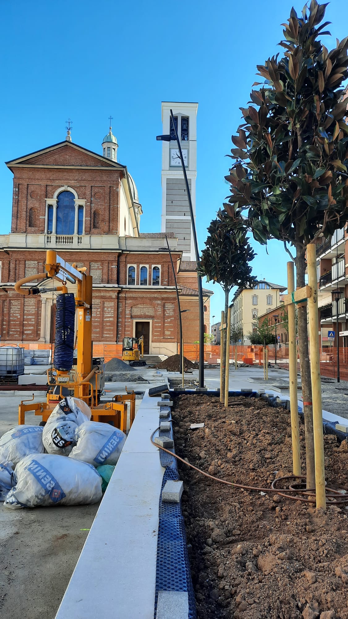 immagine di galleria 'Restyling di piazza Petazzi'