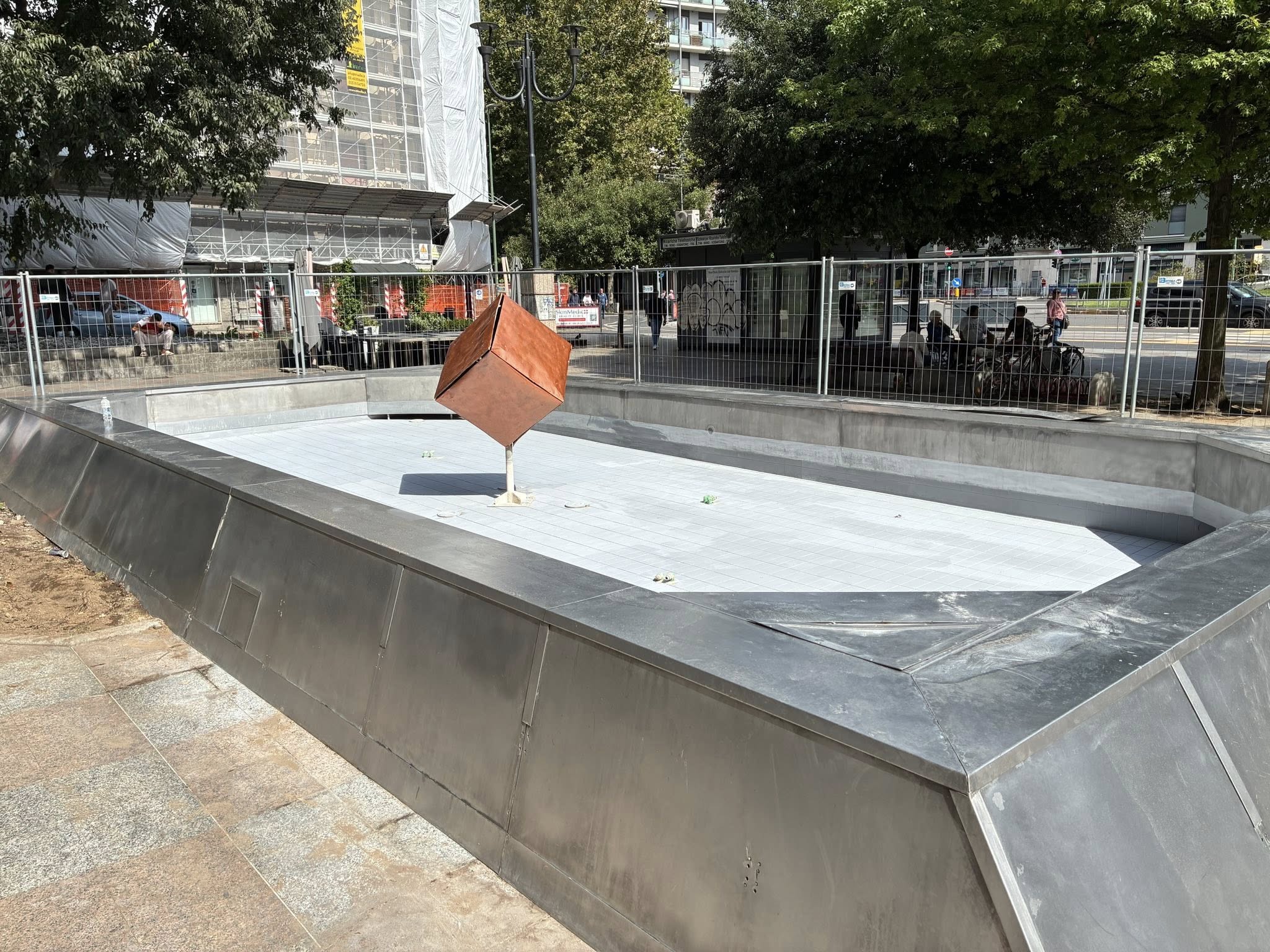 immagine di galleria '“Fontana Cubo” di piazza IV Novembre: il cantiere'