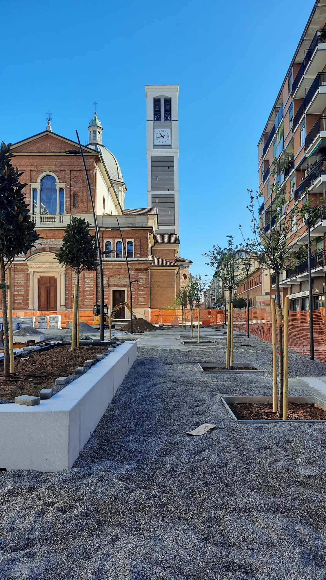 immagine di galleria 'Restyling di piazza Petazzi'