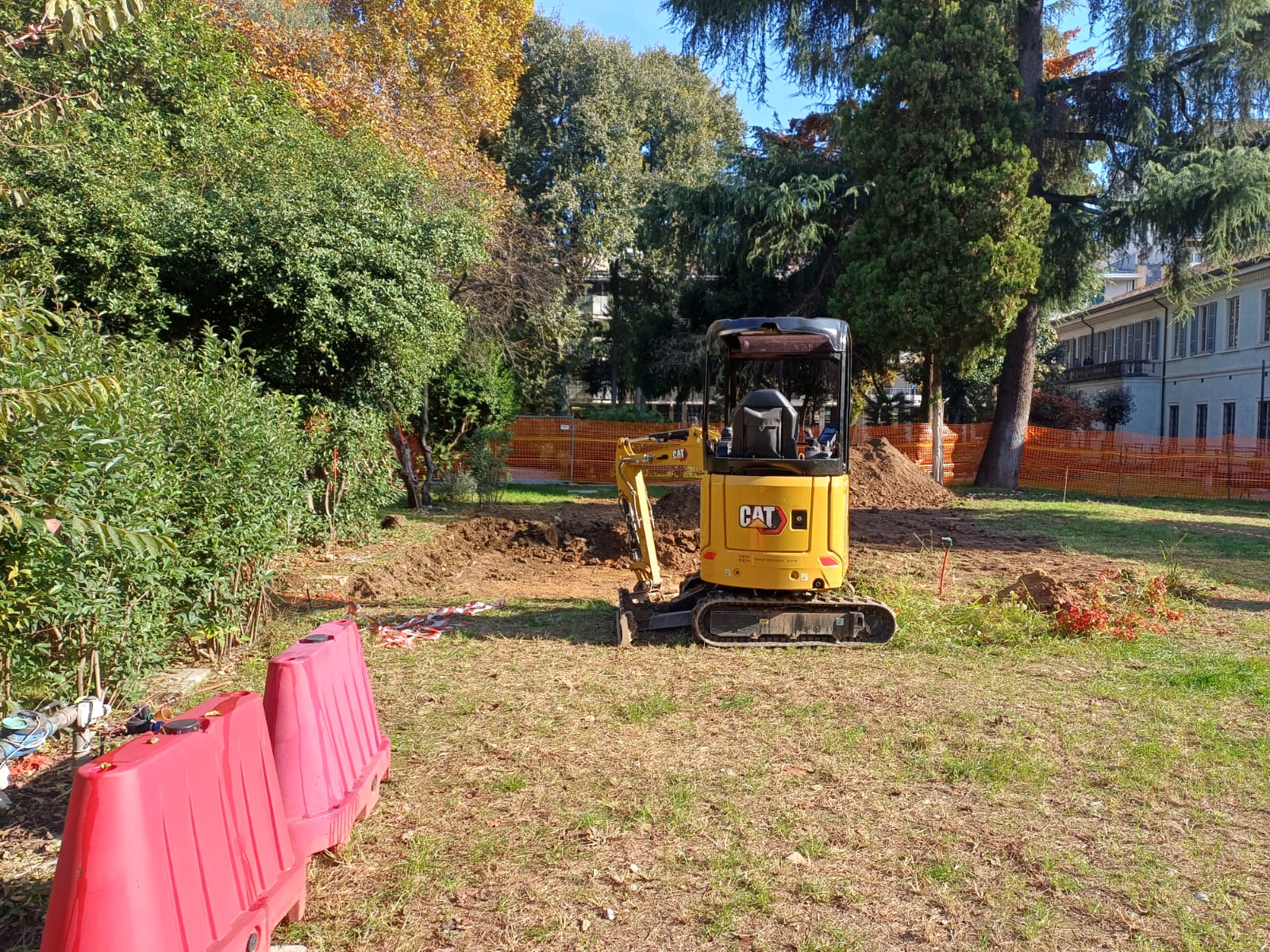 immagine di galleria 'Continua la riqualificazione del giardino di villa Mylius -seconda parte'