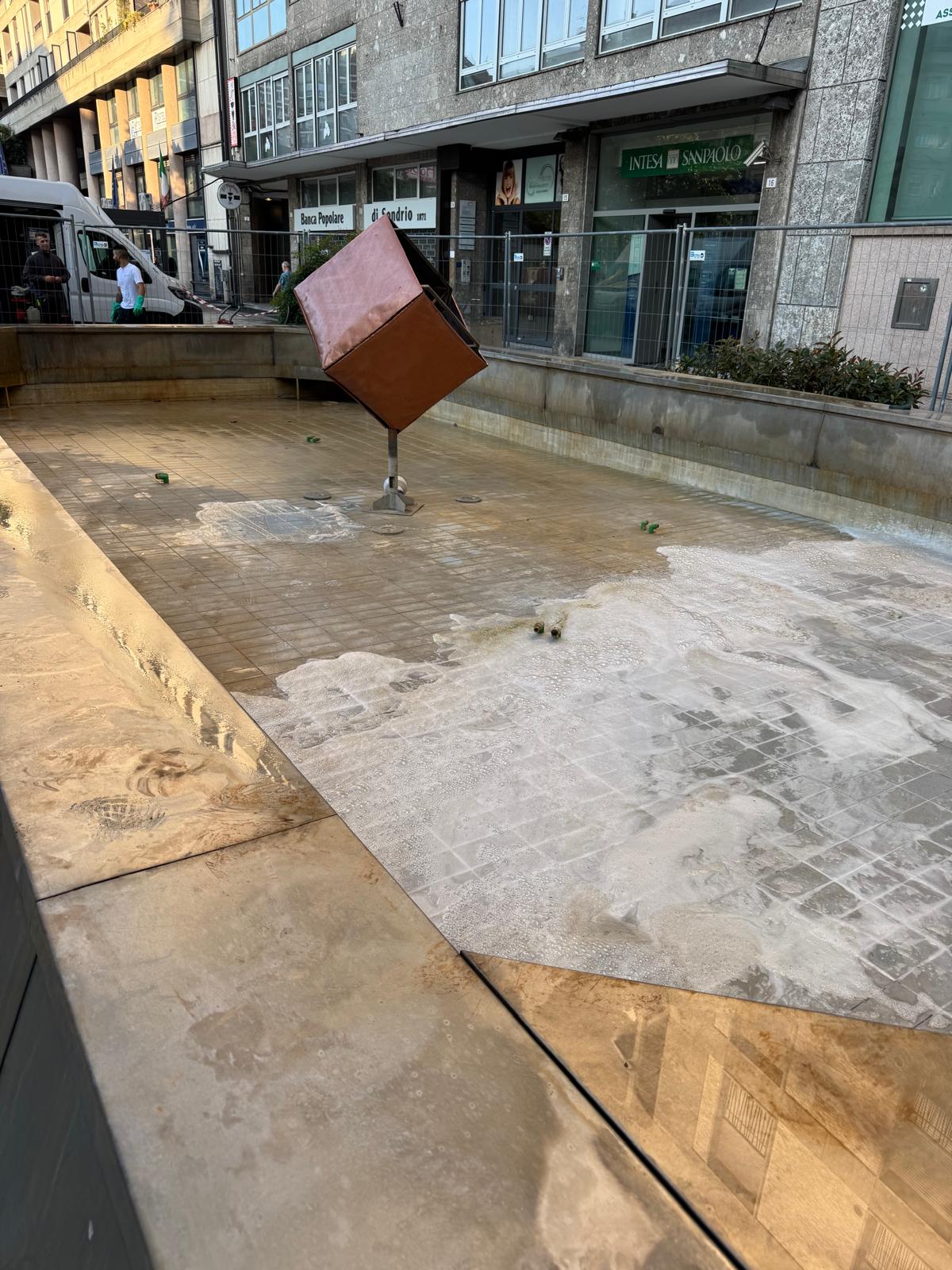 immagine di galleria '“Fontana Cubo” di piazza IV Novembre: il cantiere'