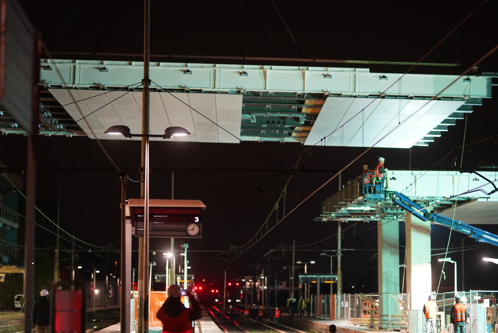 immagine di galleria 'Stazione a ponte e piazza I° Maggio'