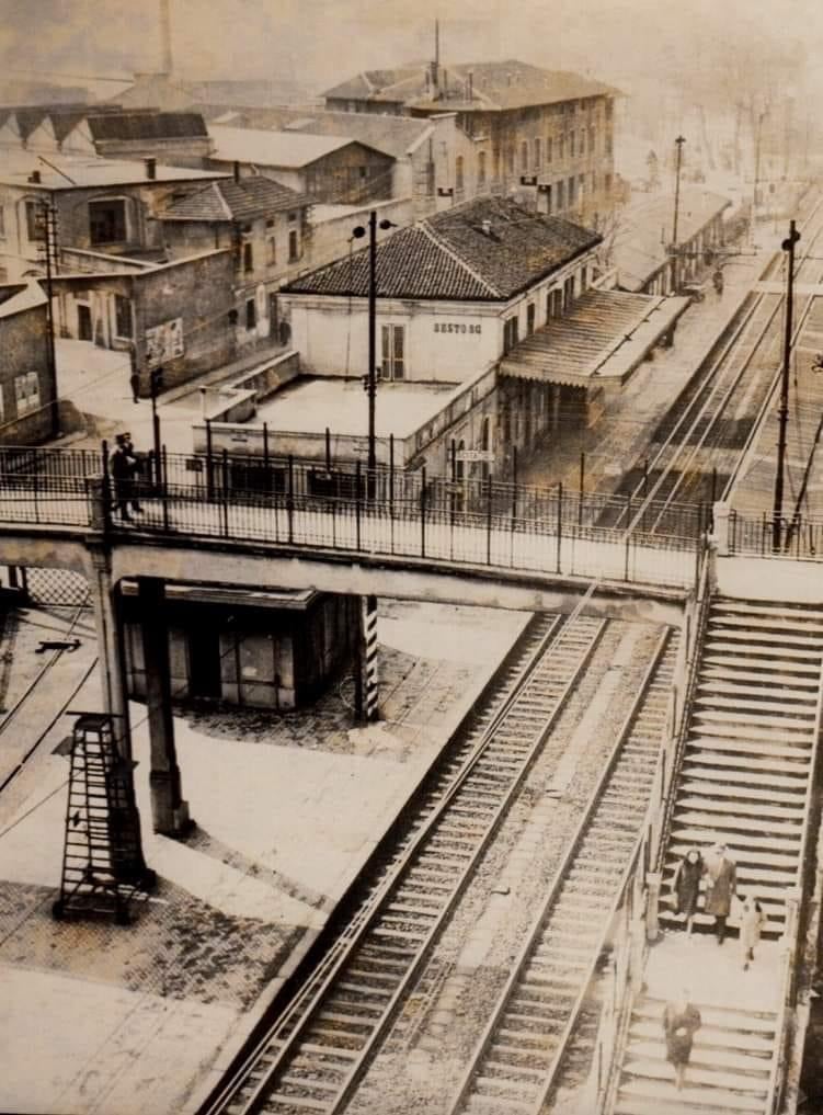 immagine di galleria 'Stazione a ponte e piazza I° Maggio'