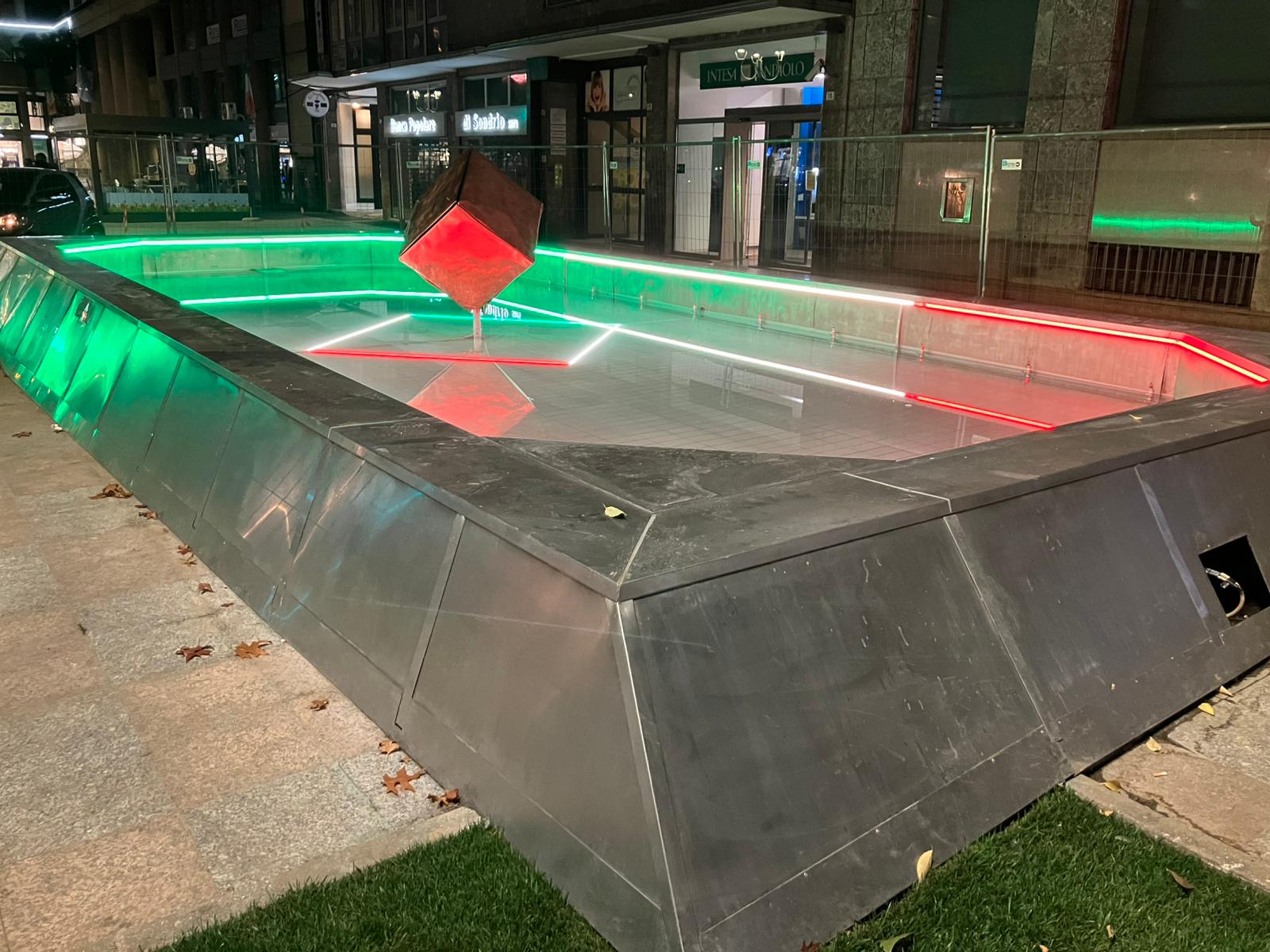 immagine di galleria '“Fontana Cubo” di piazza IV Novembre: il cantiere'