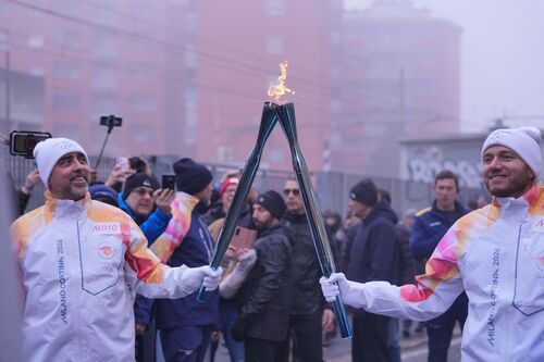 immagine di galleria 'La Fiamma Olimpica accende Sesto!'