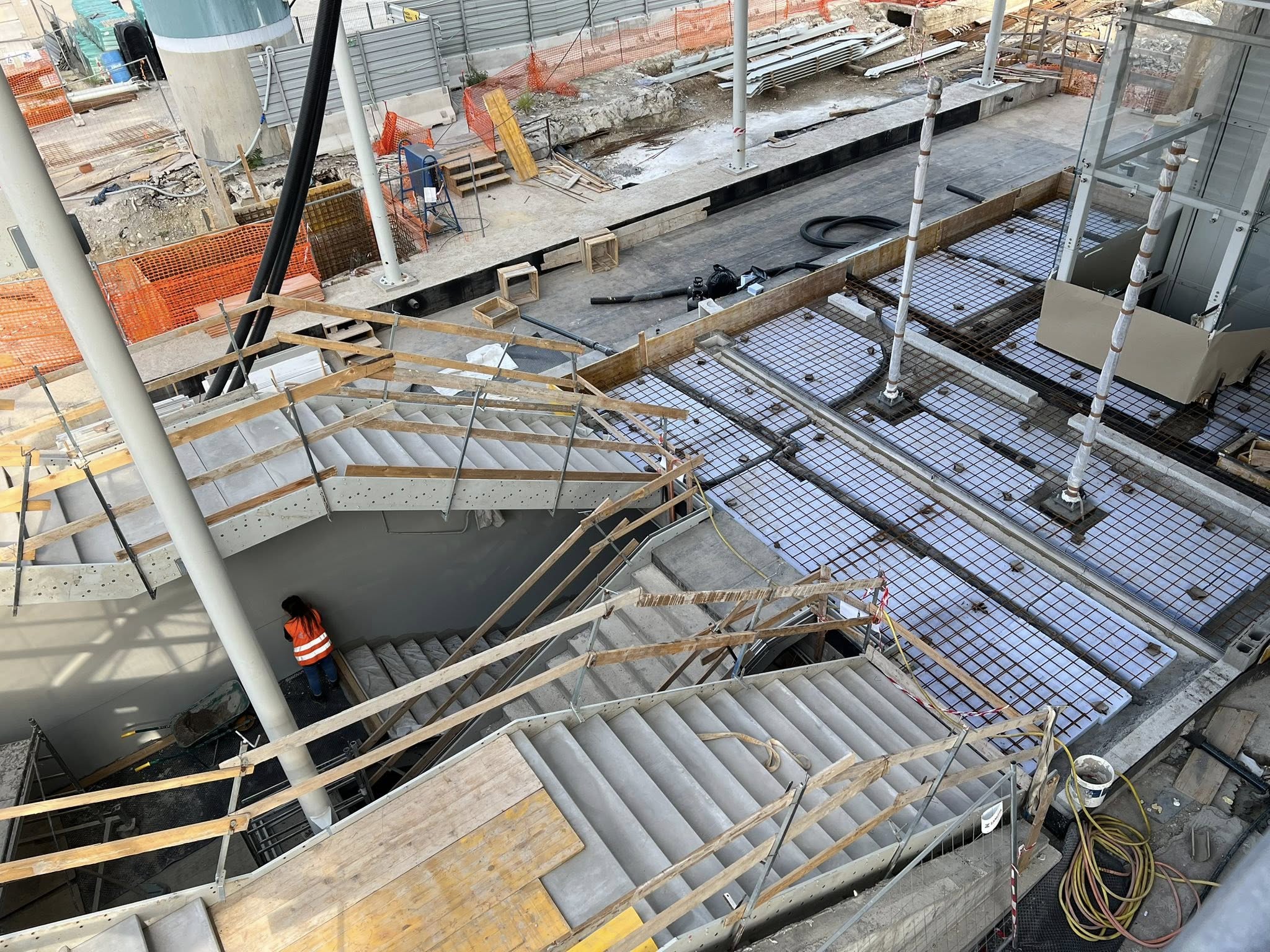 immagine di galleria 'Stazione a ponte e piazza I° Maggio'