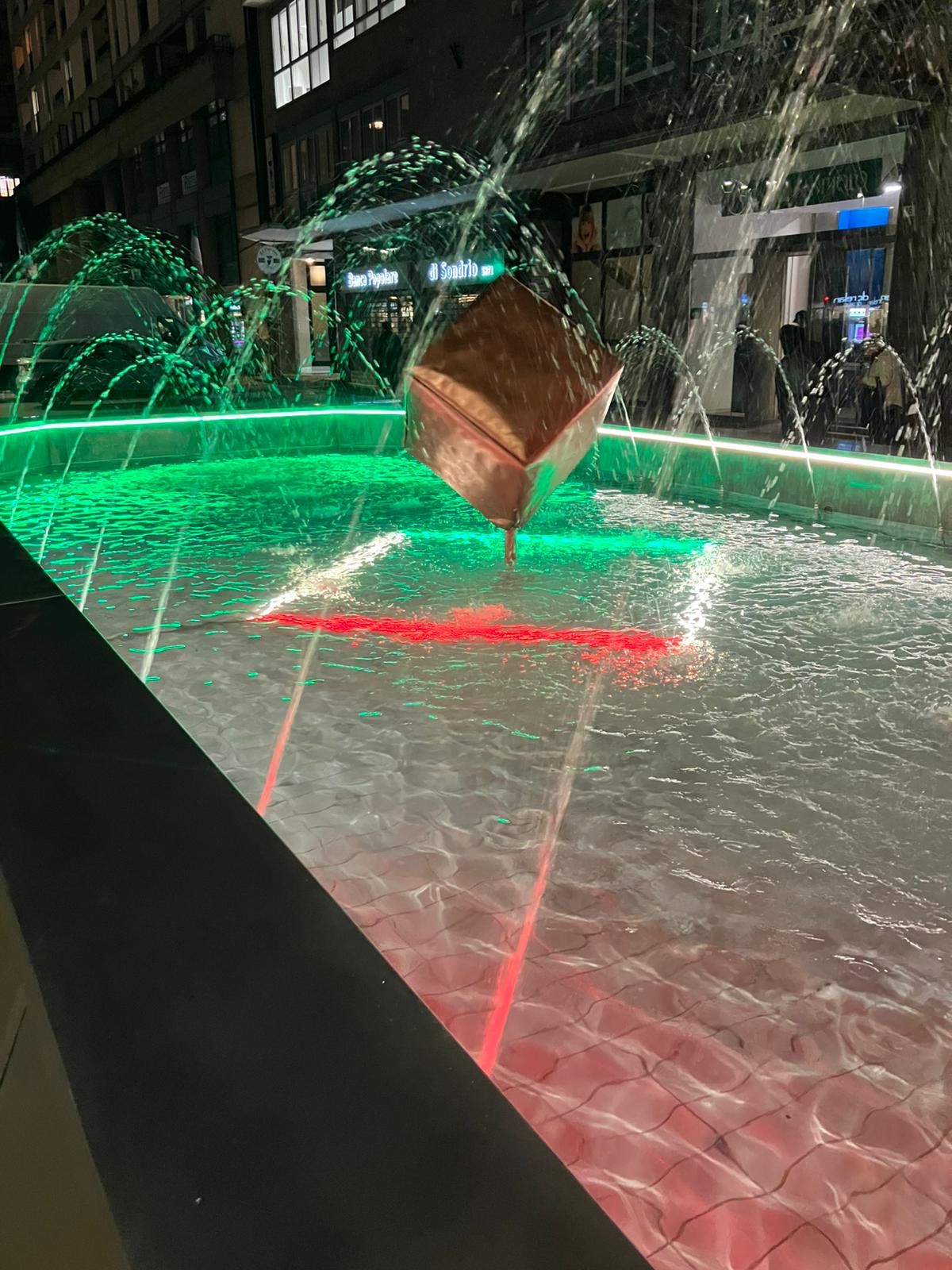 immagine di galleria '“Fontana Cubo” di piazza IV Novembre: il cantiere'