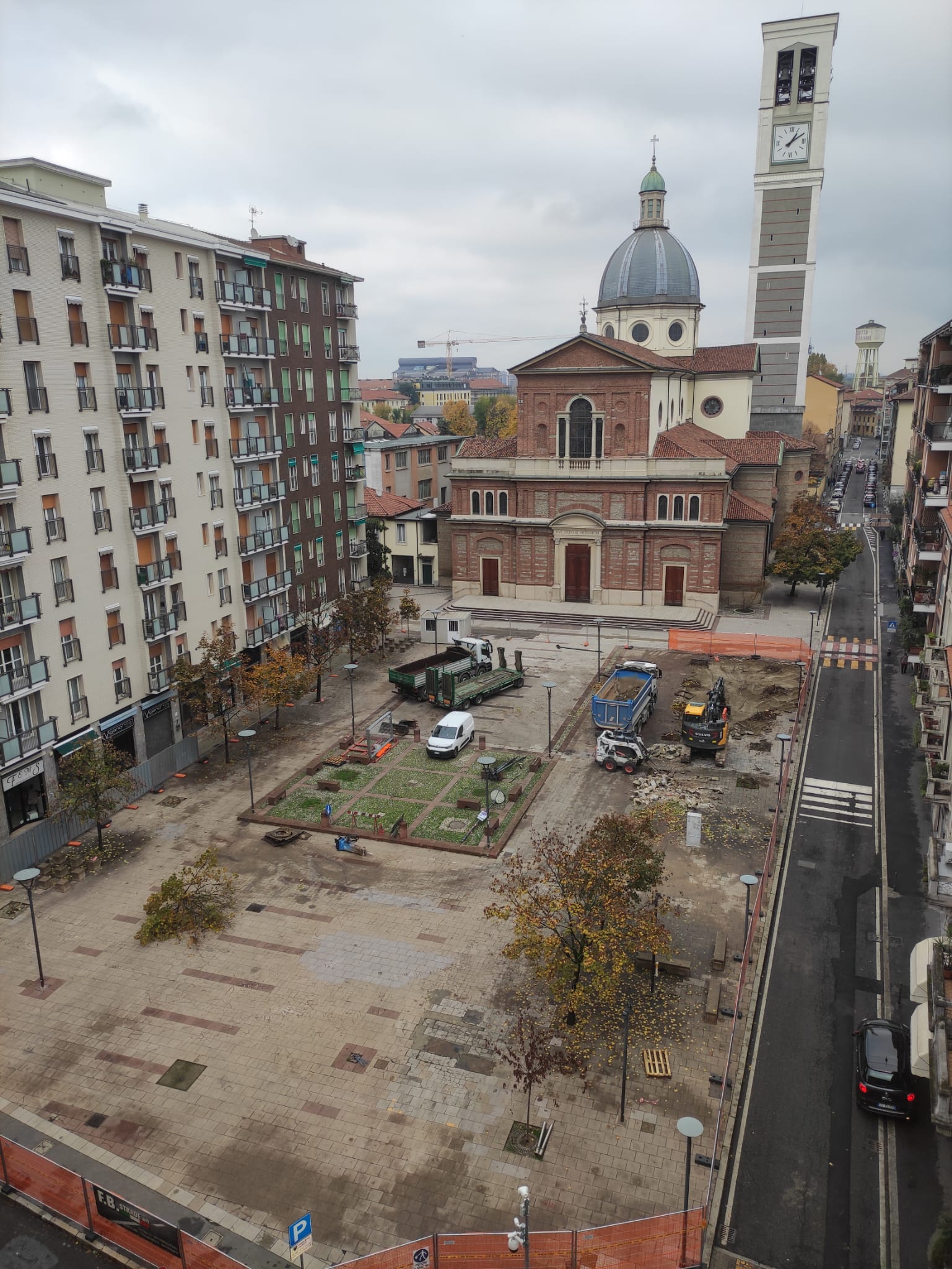 immagine di galleria 'Restyling di piazza Petazzi'