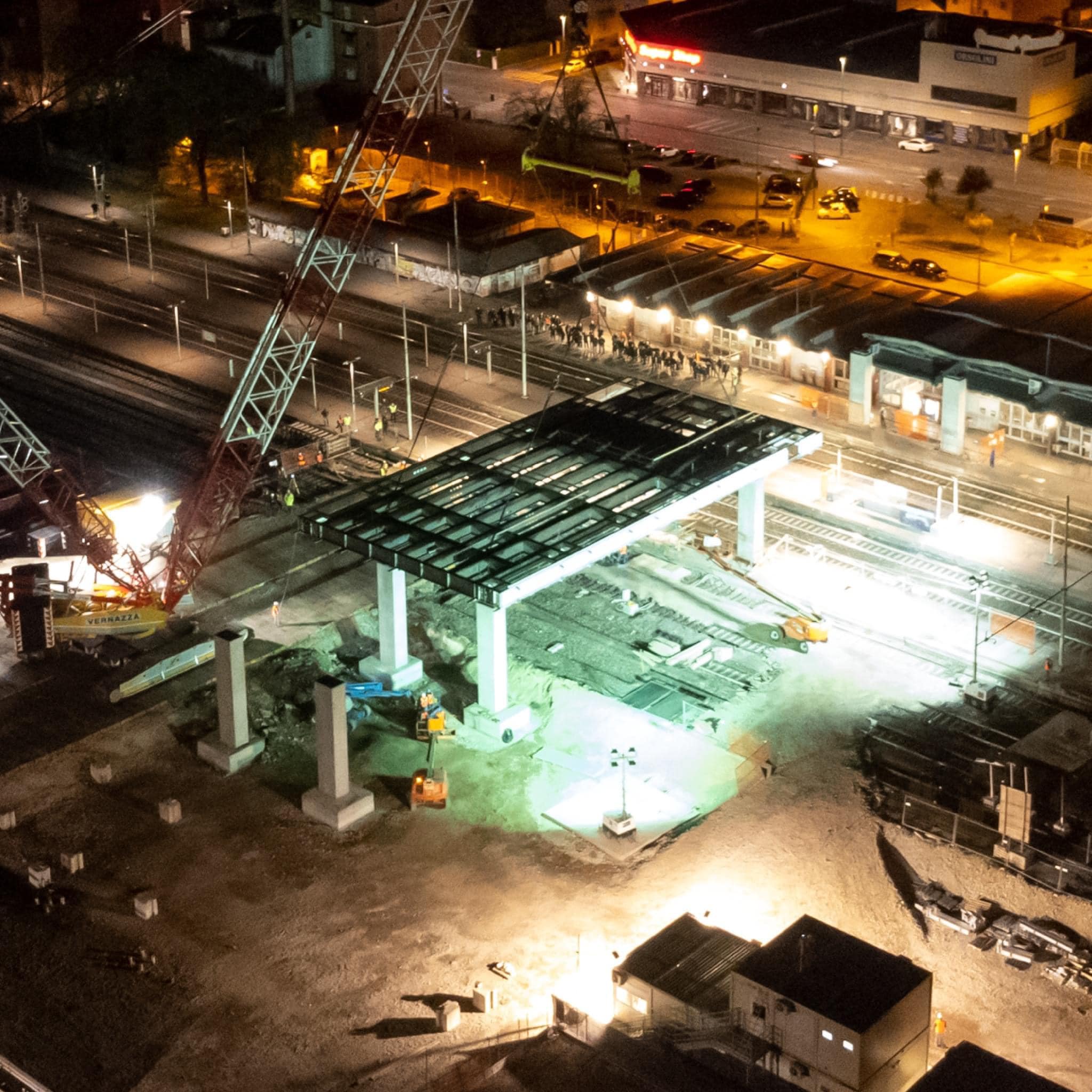 immagine di galleria 'Stazione a ponte e piazza I° Maggio'