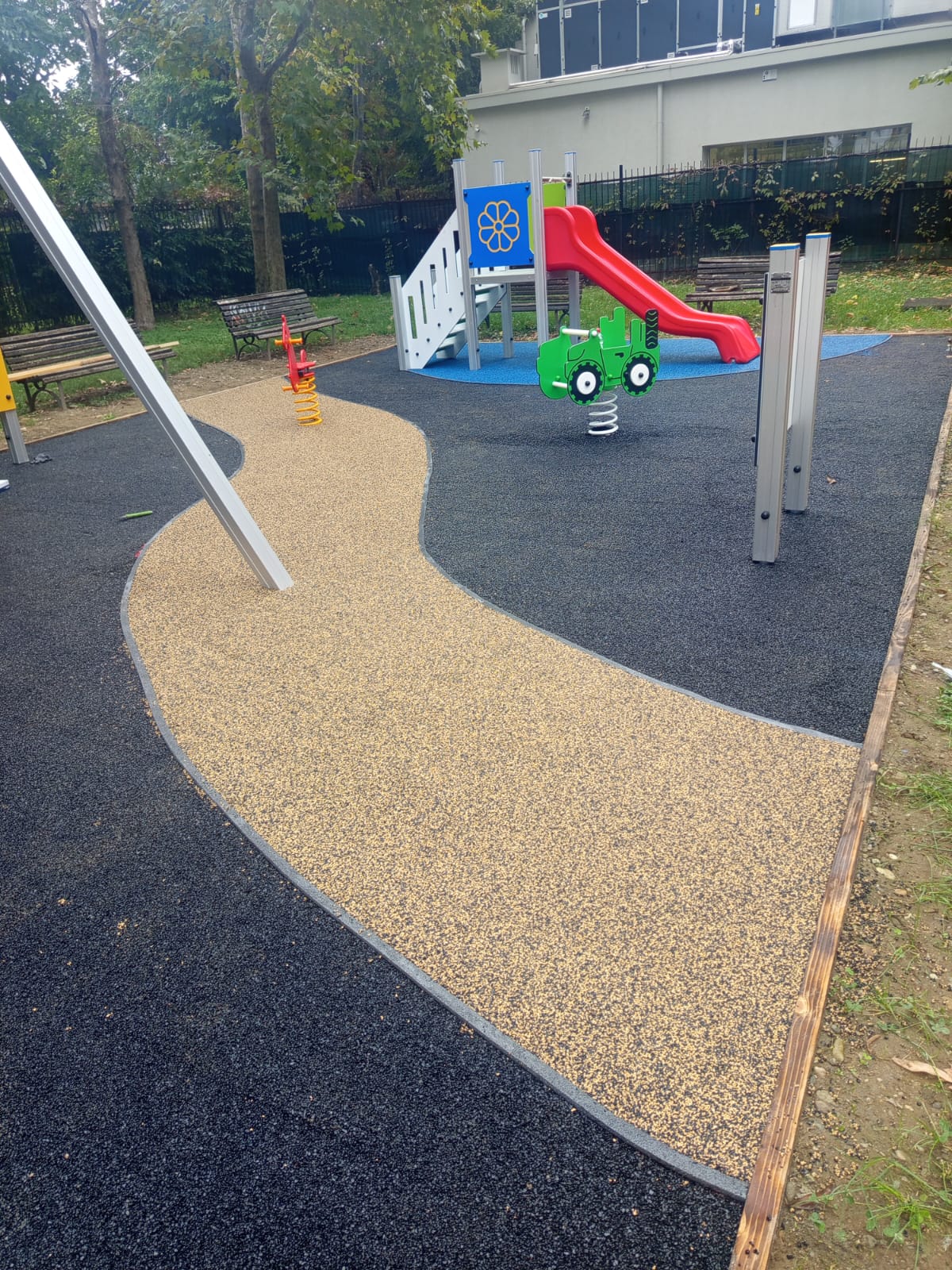 immagine di galleria 'Area giochi inclusiva al giardino Magenta'