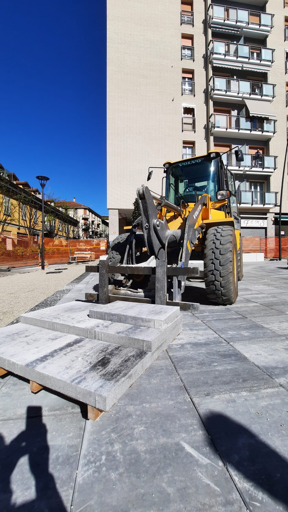 immagine di galleria 'Restyling di piazza Petazzi'