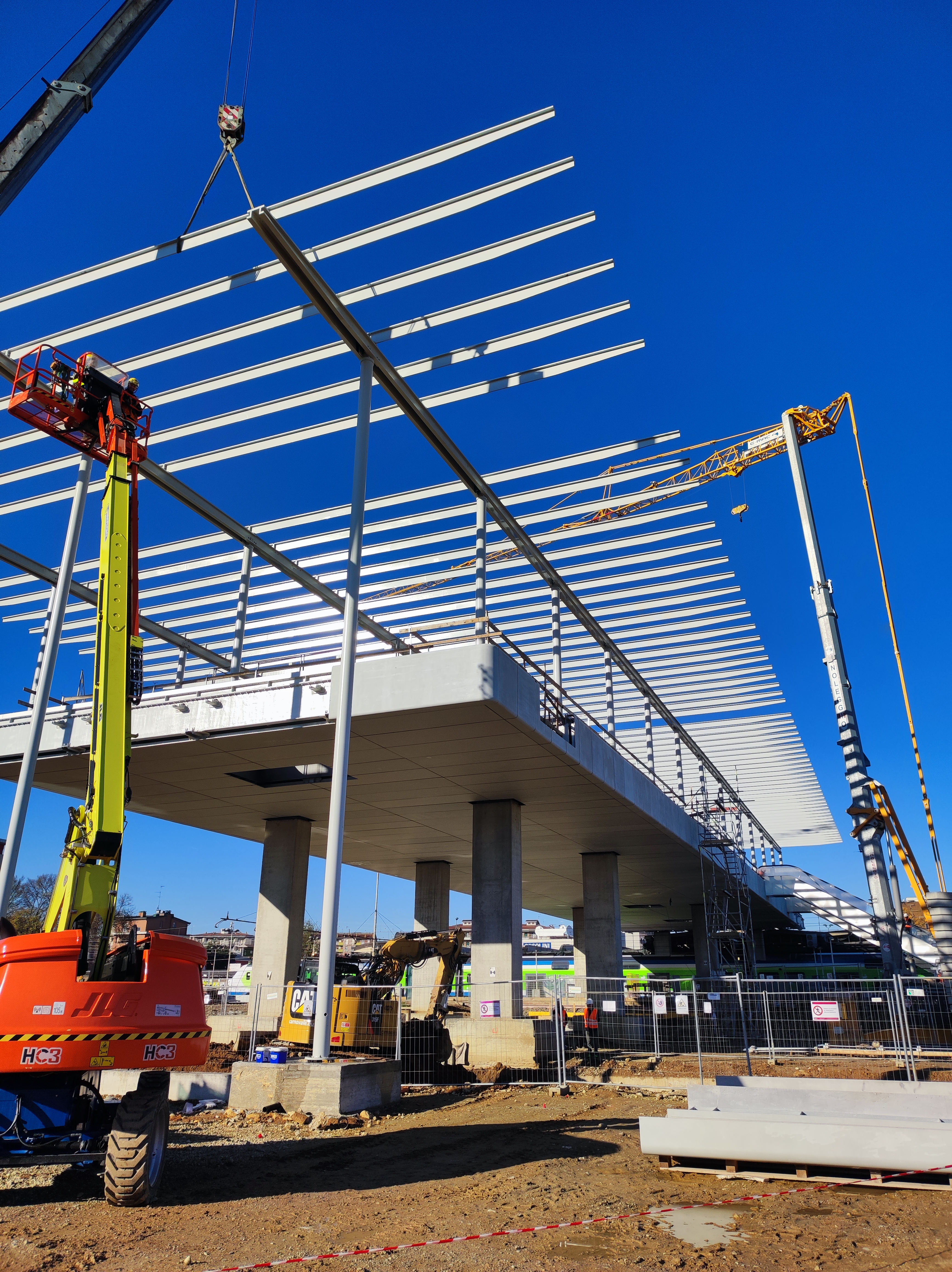 immagine di galleria 'Stazione a ponte e piazza I° Maggio'