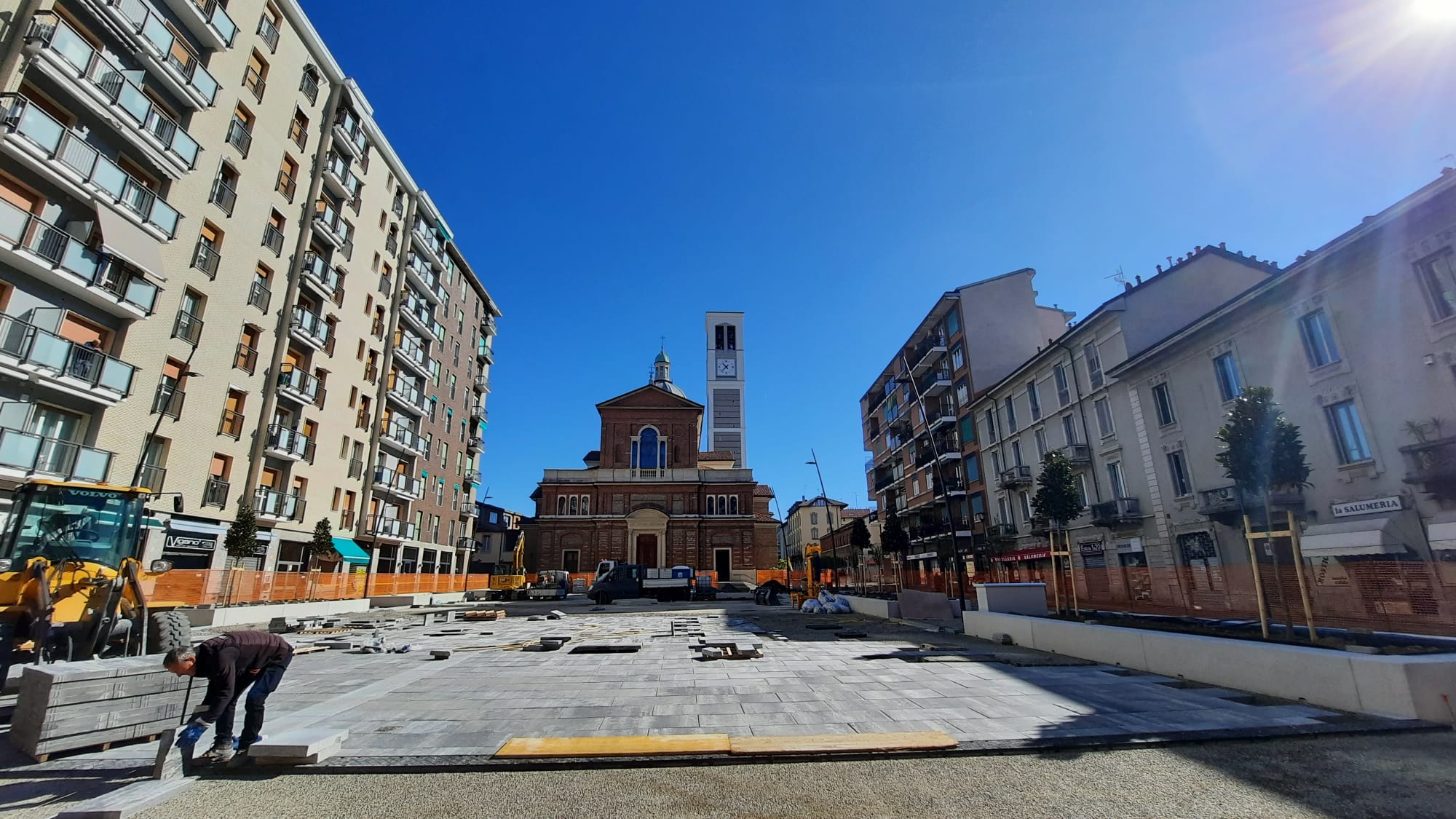immagine di galleria 'Restyling di piazza Petazzi'