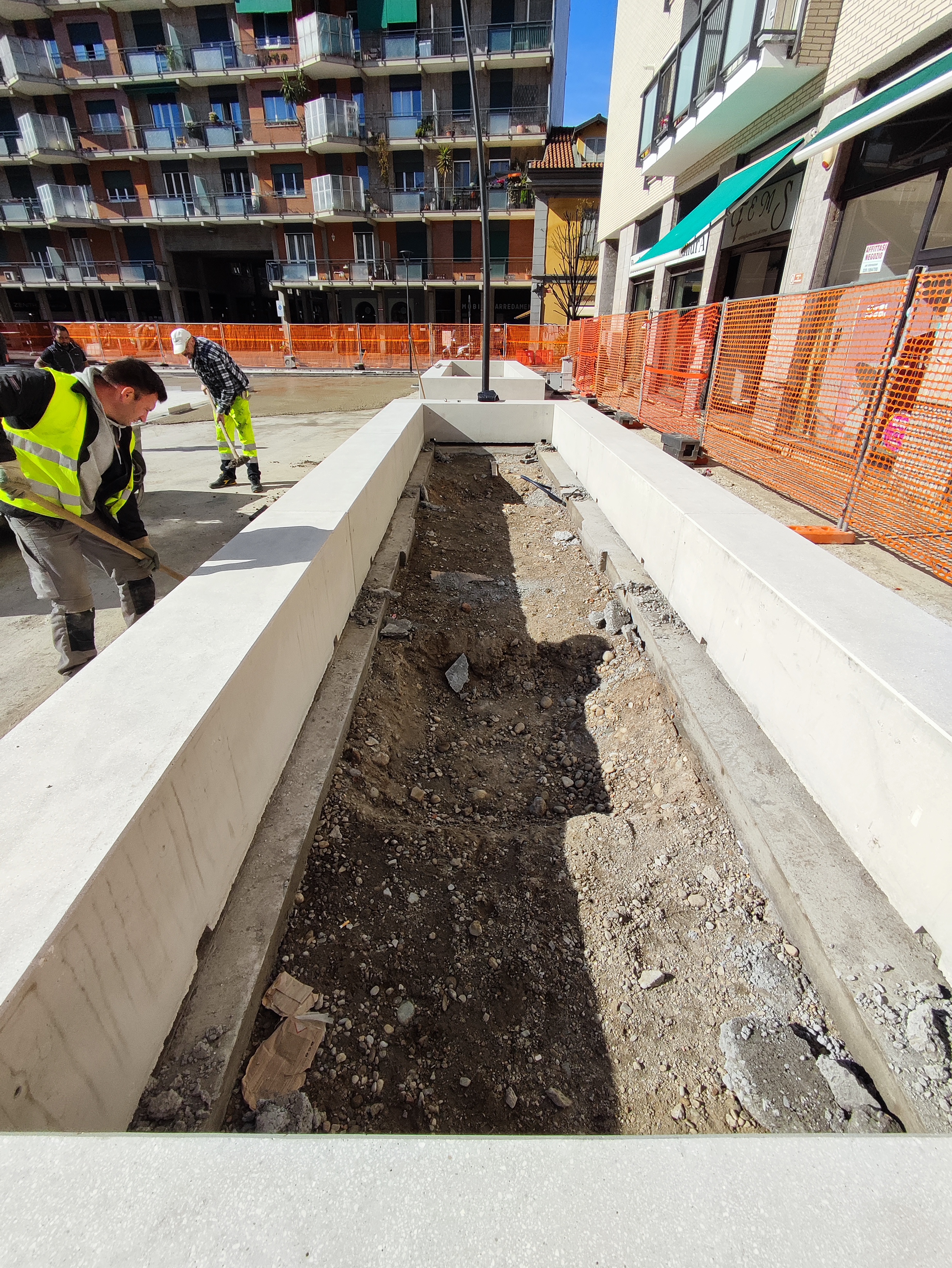 immagine di galleria 'Restyling di piazza Petazzi'