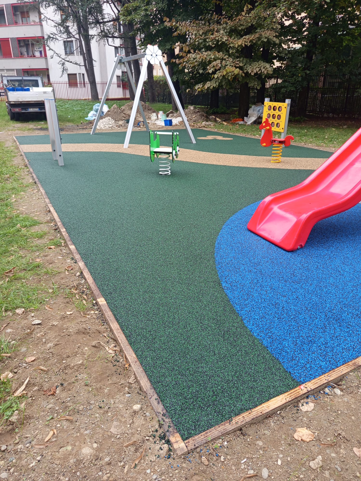 immagine di galleria 'Area giochi inclusiva al giardino Magenta'