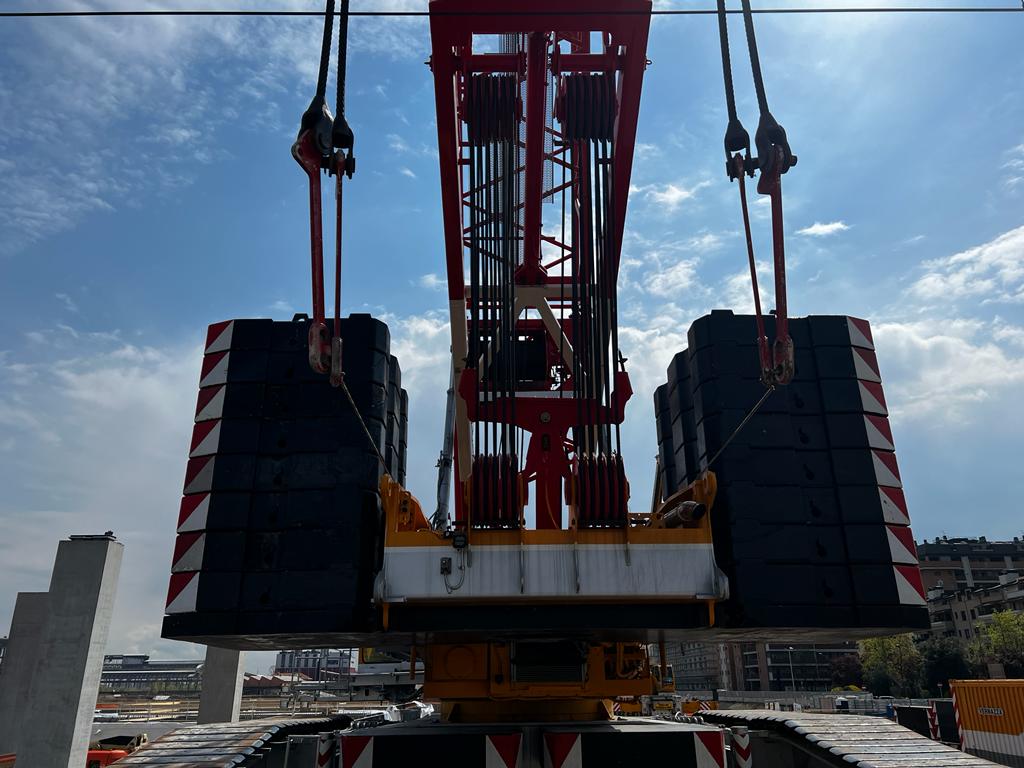 immagine di galleria 'Stazione a ponte e piazza I° Maggio'