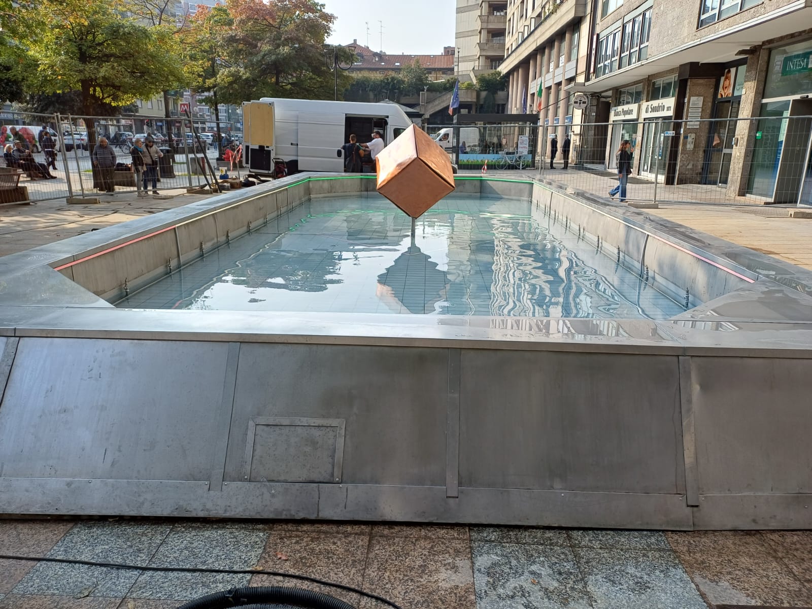 immagine di galleria '“Fontana Cubo” di piazza IV Novembre: il cantiere'