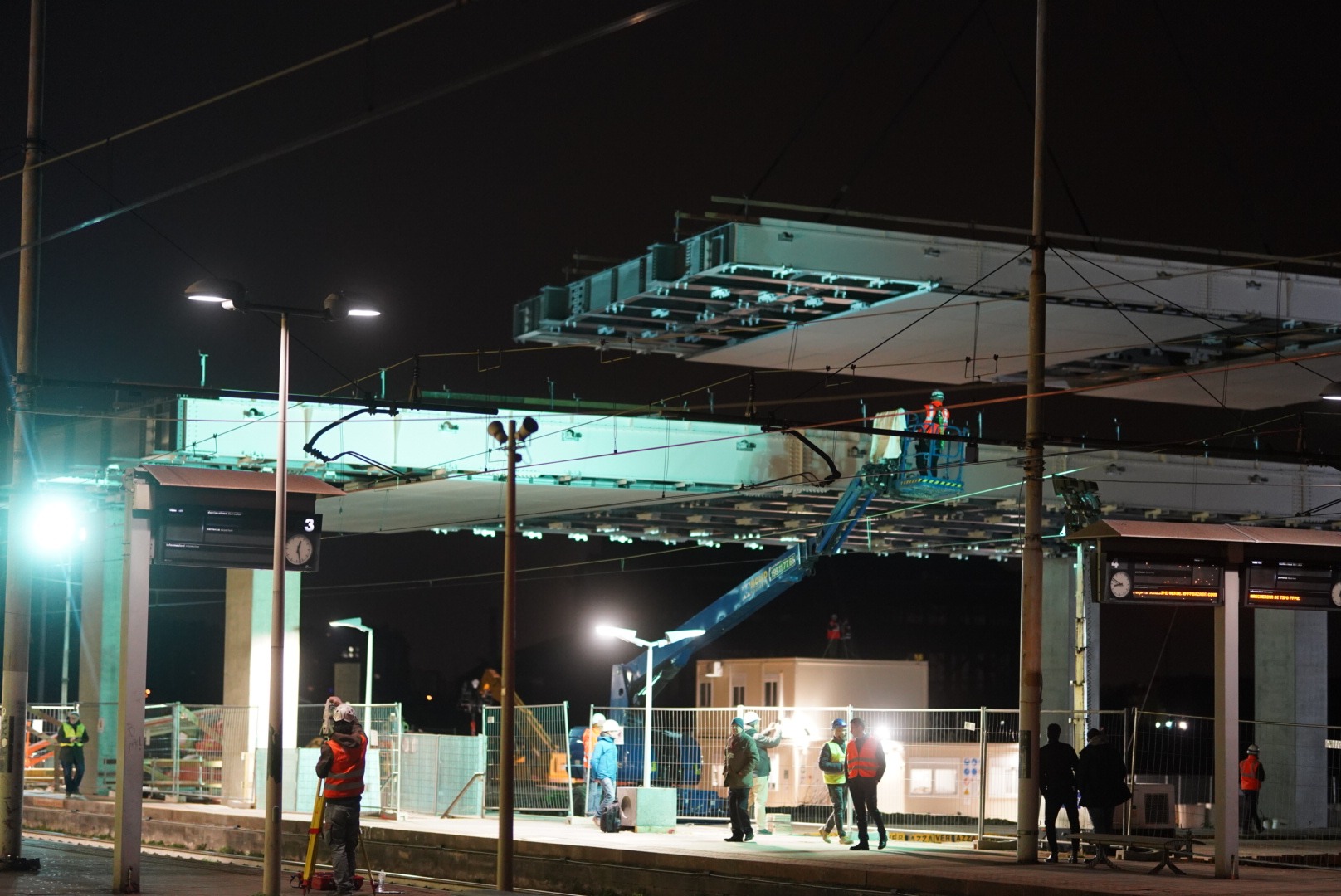 immagine di galleria 'Stazione a ponte e piazza I° Maggio'