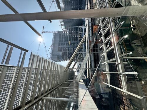 immagine di galleria 'Stazione a ponte e piazza I° Maggio'