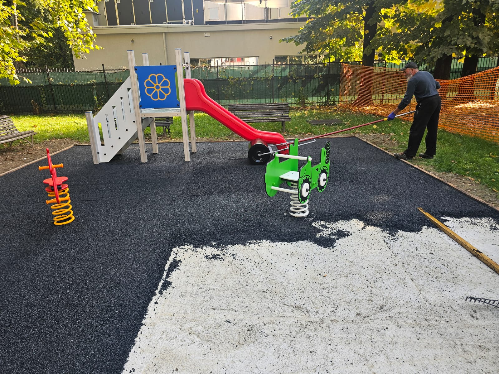 immagine di galleria 'Area giochi inclusiva al giardino Magenta'