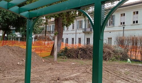immagine di galleria 'Continua la riqualificazione del giardino di villa Mylius -seconda parte'