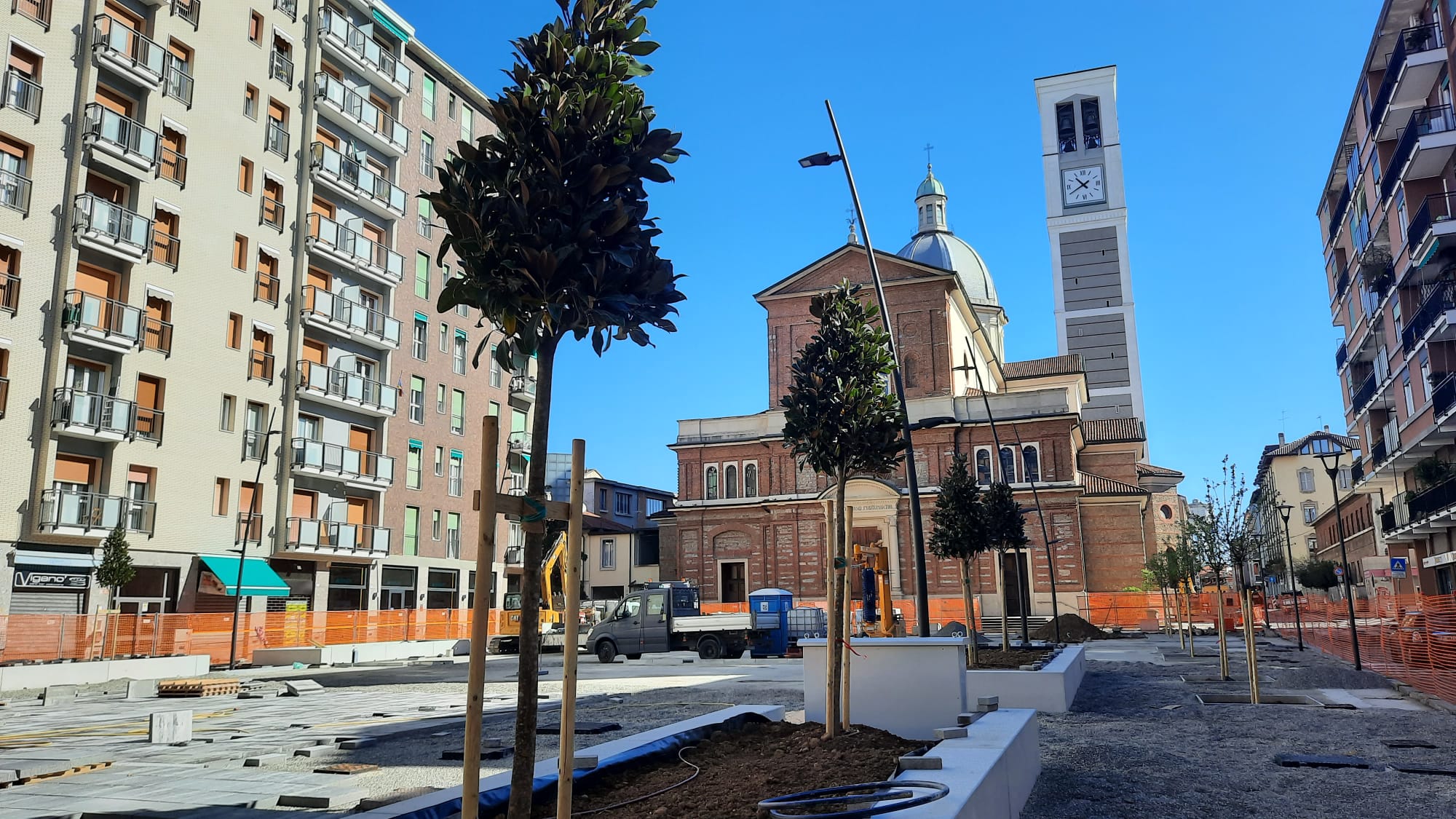 immagine di galleria 'Restyling di piazza Petazzi'