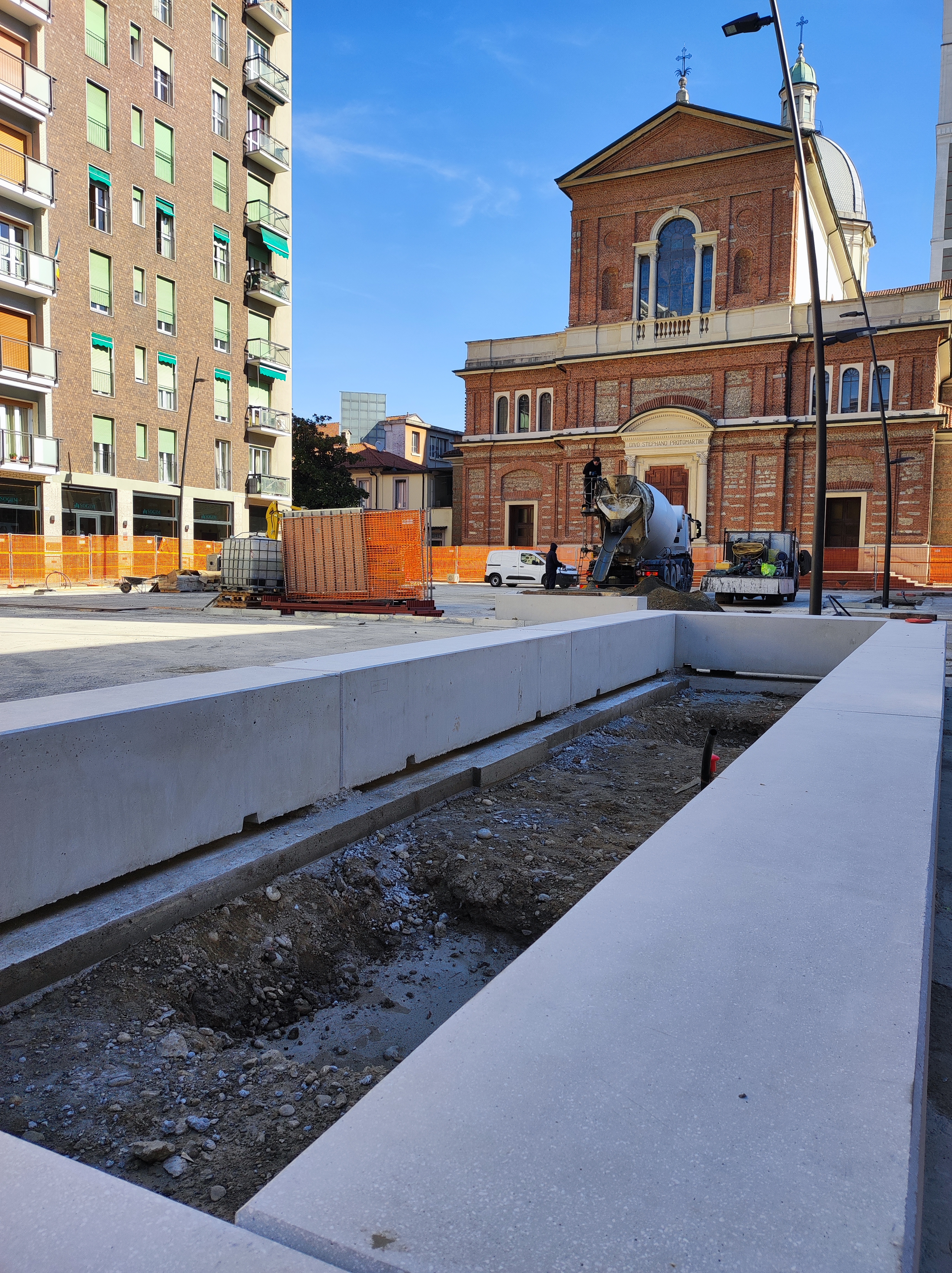 immagine di galleria 'Restyling di piazza Petazzi'