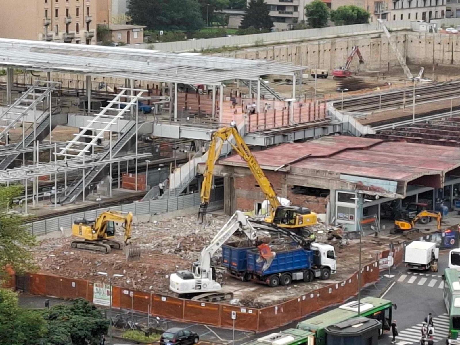 immagine di galleria 'Stazione a ponte e piazza I° Maggio'