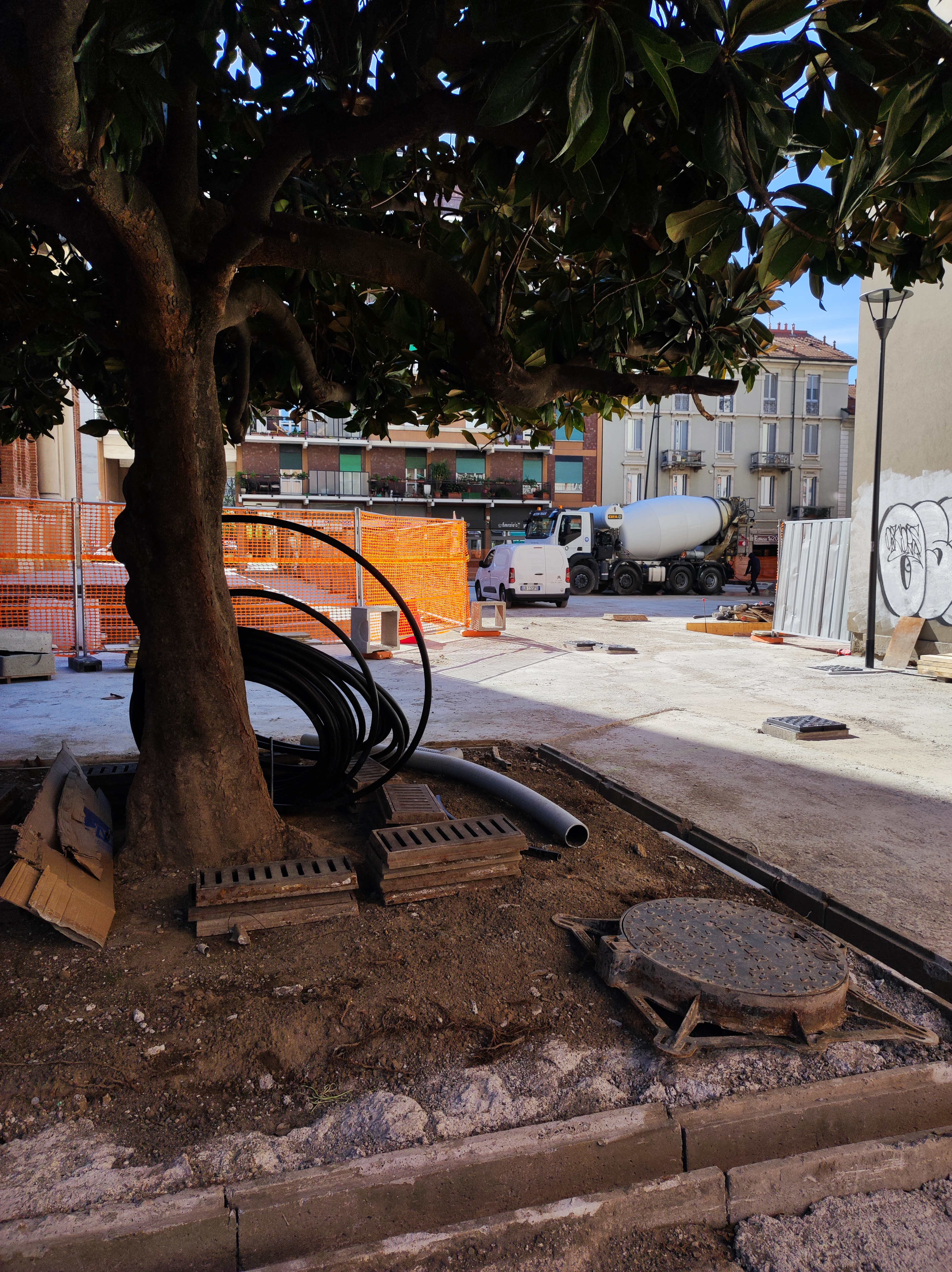 immagine di galleria 'Restyling di piazza Petazzi'