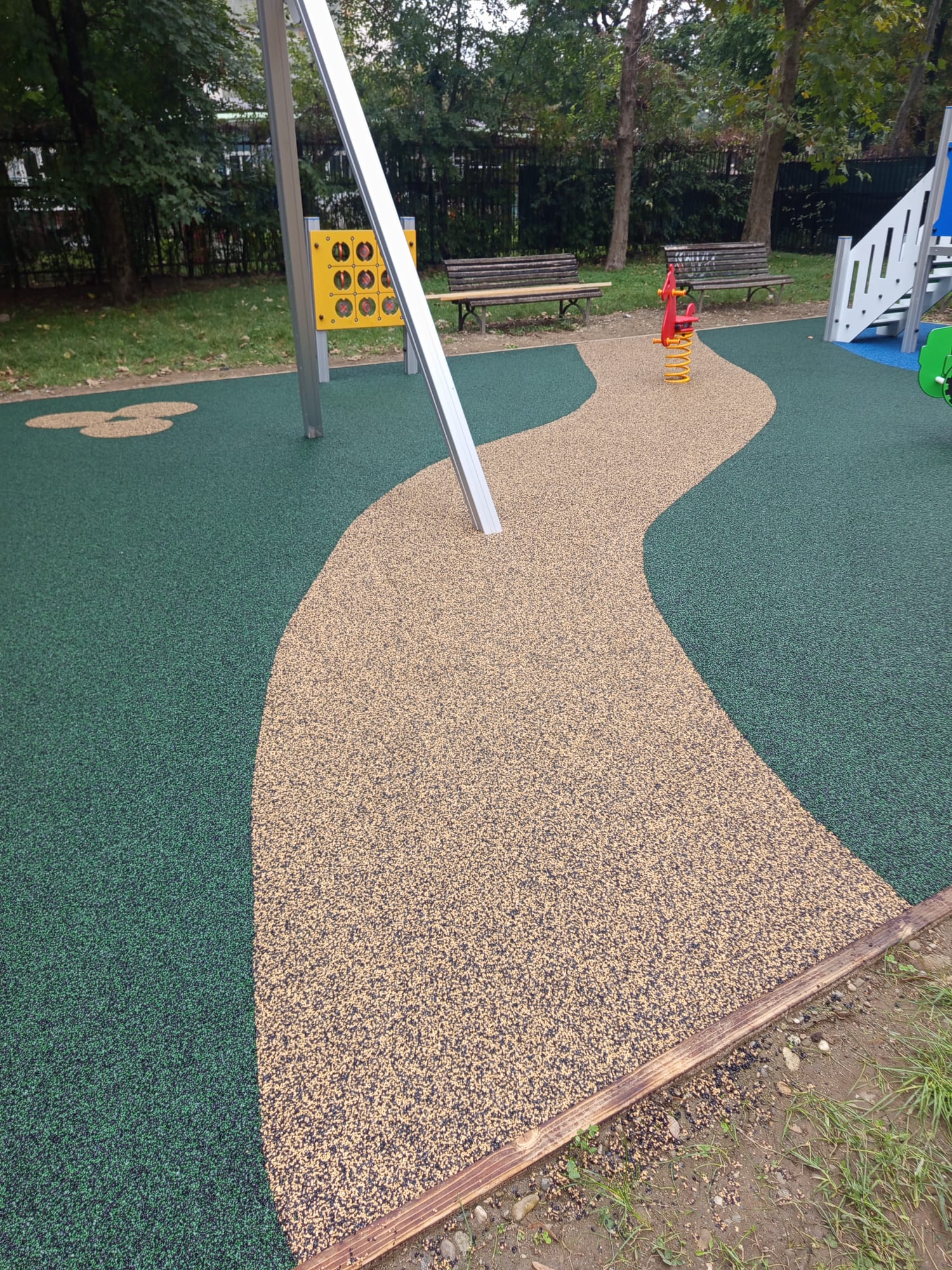 immagine di galleria 'Area giochi inclusiva al giardino Magenta'