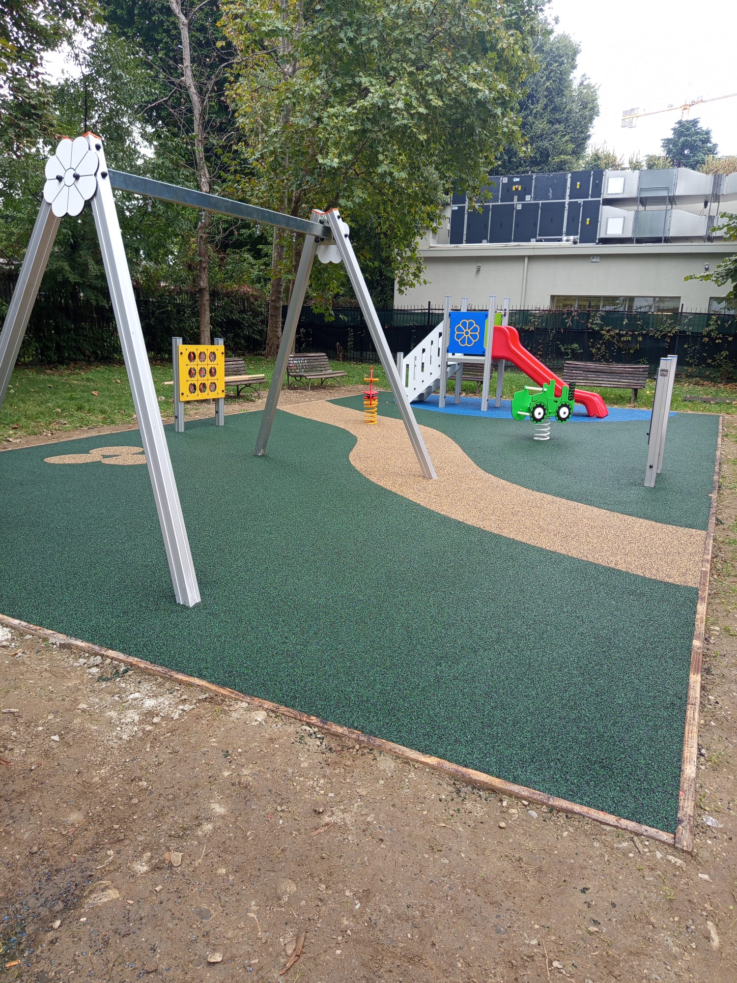 immagine di galleria 'Area giochi inclusiva al giardino Magenta'