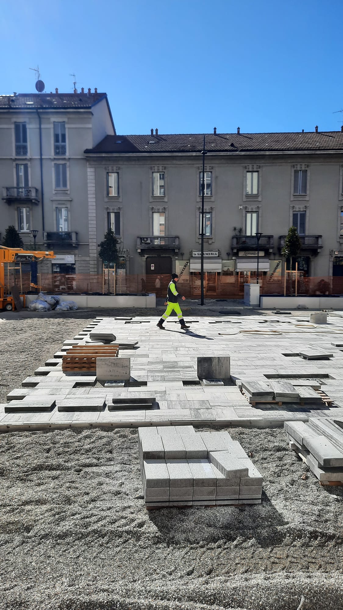 immagine di galleria 'Restyling di piazza Petazzi'