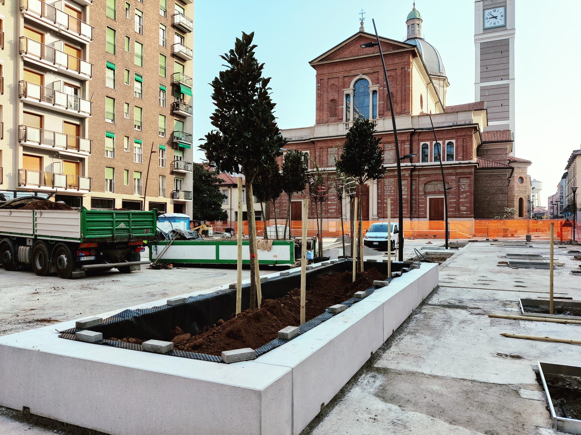 immagine di galleria 'Restyling di piazza Petazzi'