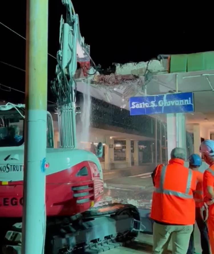 immagine di galleria 'Stazione a ponte e piazza I° Maggio'