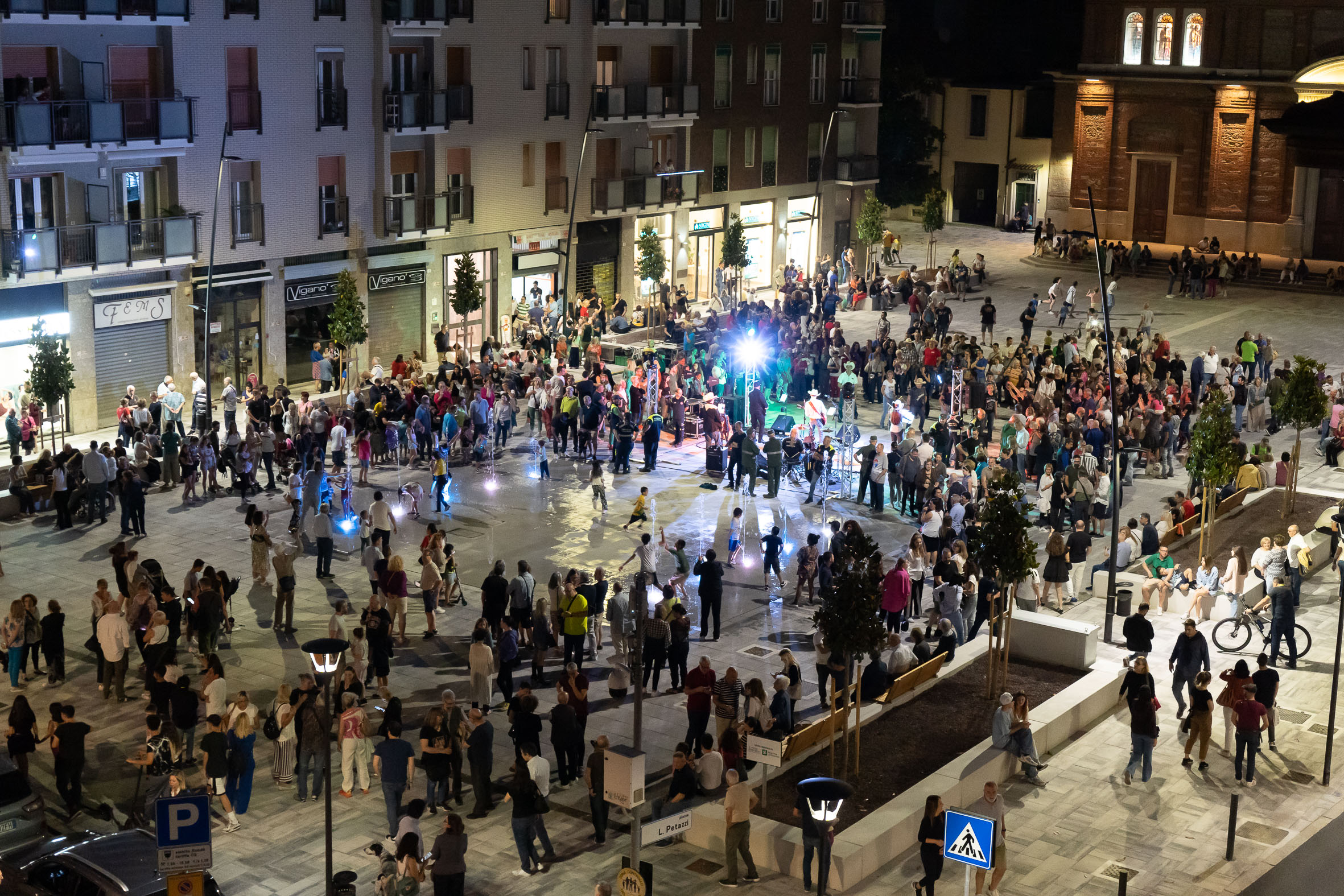 immagine di galleria 'Restyling di piazza Petazzi'