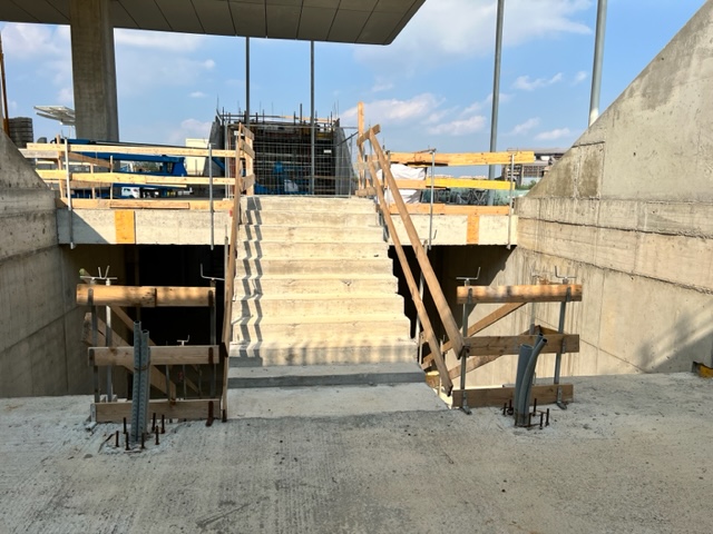 immagine di galleria 'Stazione a ponte e piazza I° Maggio'