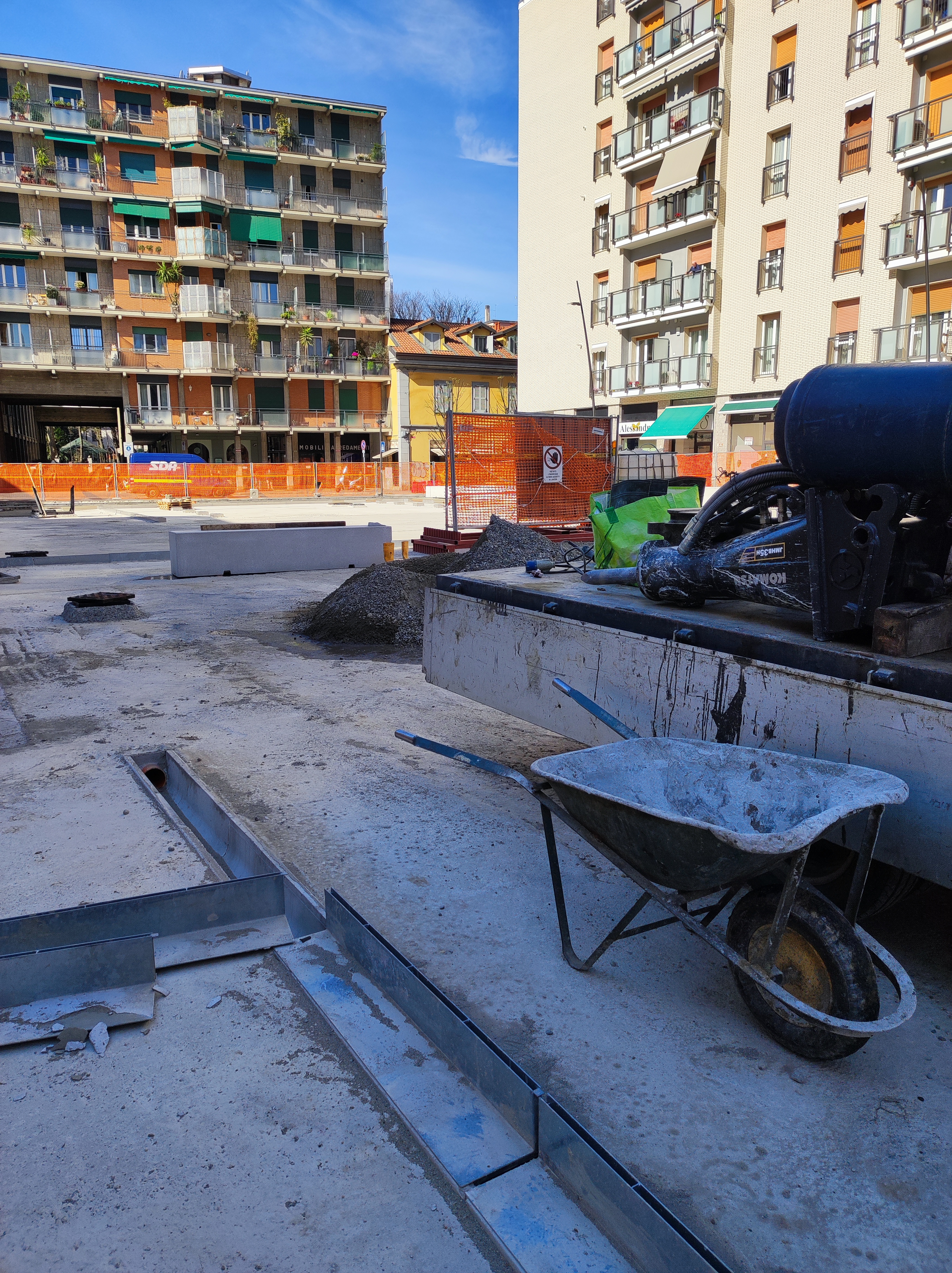 immagine di galleria 'Restyling di piazza Petazzi'